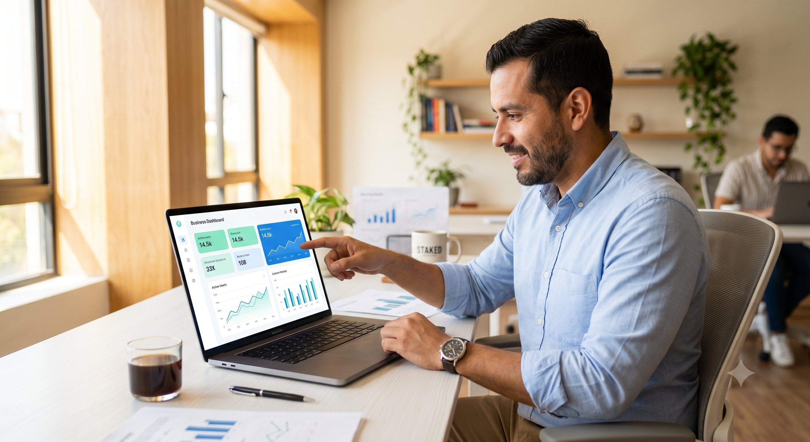 Profesional analizando dashboard en laptop con datos de negocio